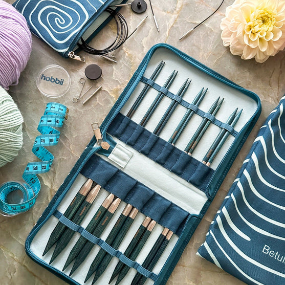 

Betula Interchangeable Circular Needle Set Deluxe - Cerulean - Hobbii
9