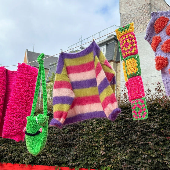 

Happy - Kids sweater
2